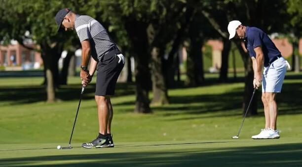 世界排名第一的羅里-麥克羅伊星期四參加美巡賽復(fù)賽的揭幕戰(zhàn)嘉信挑戰(zhàn)賽