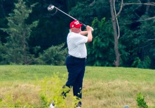 確診病例激增 特朗普還前往斯特林的私人高爾夫球場(chǎng)打高爾夫球