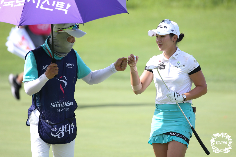 韓巡濟州三多水大師賽 李昭英（LEE So Young）與柳海蘭（RYU Hae Ran）同以65桿、低于標準桿7桿的表現(xiàn)領(lǐng)跑群雌，后者也是這項賽事的衛(wèi)冕冠軍